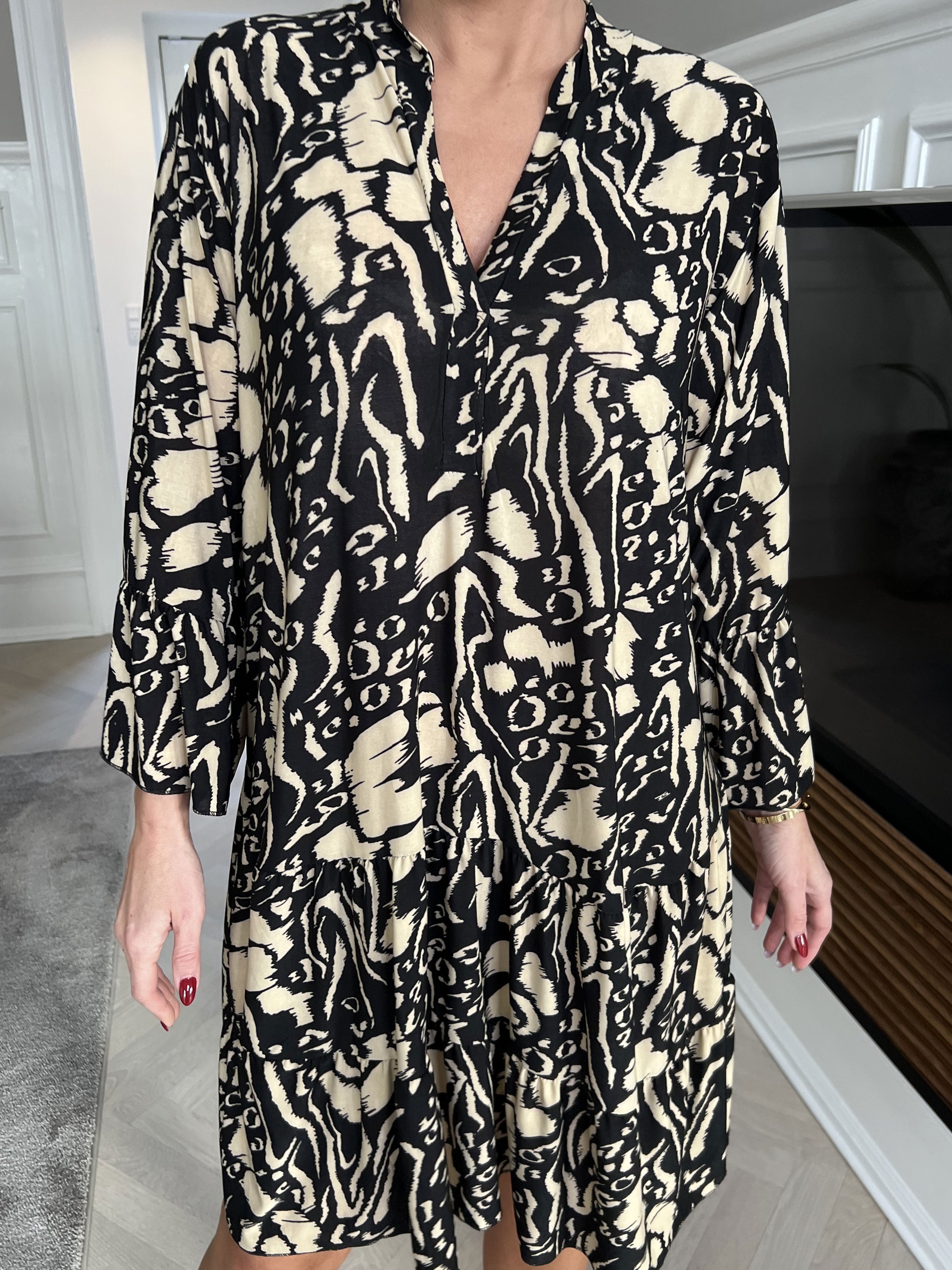 Pauline Pattern - Klänning med v-ringning och liten volangkjol